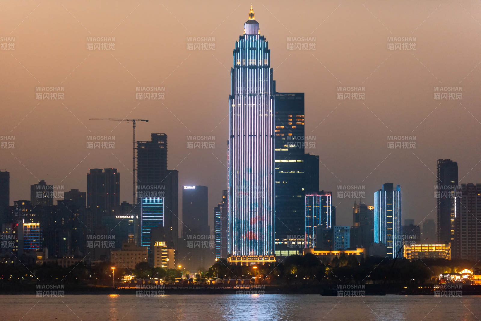 武汉滨江高楼群图片