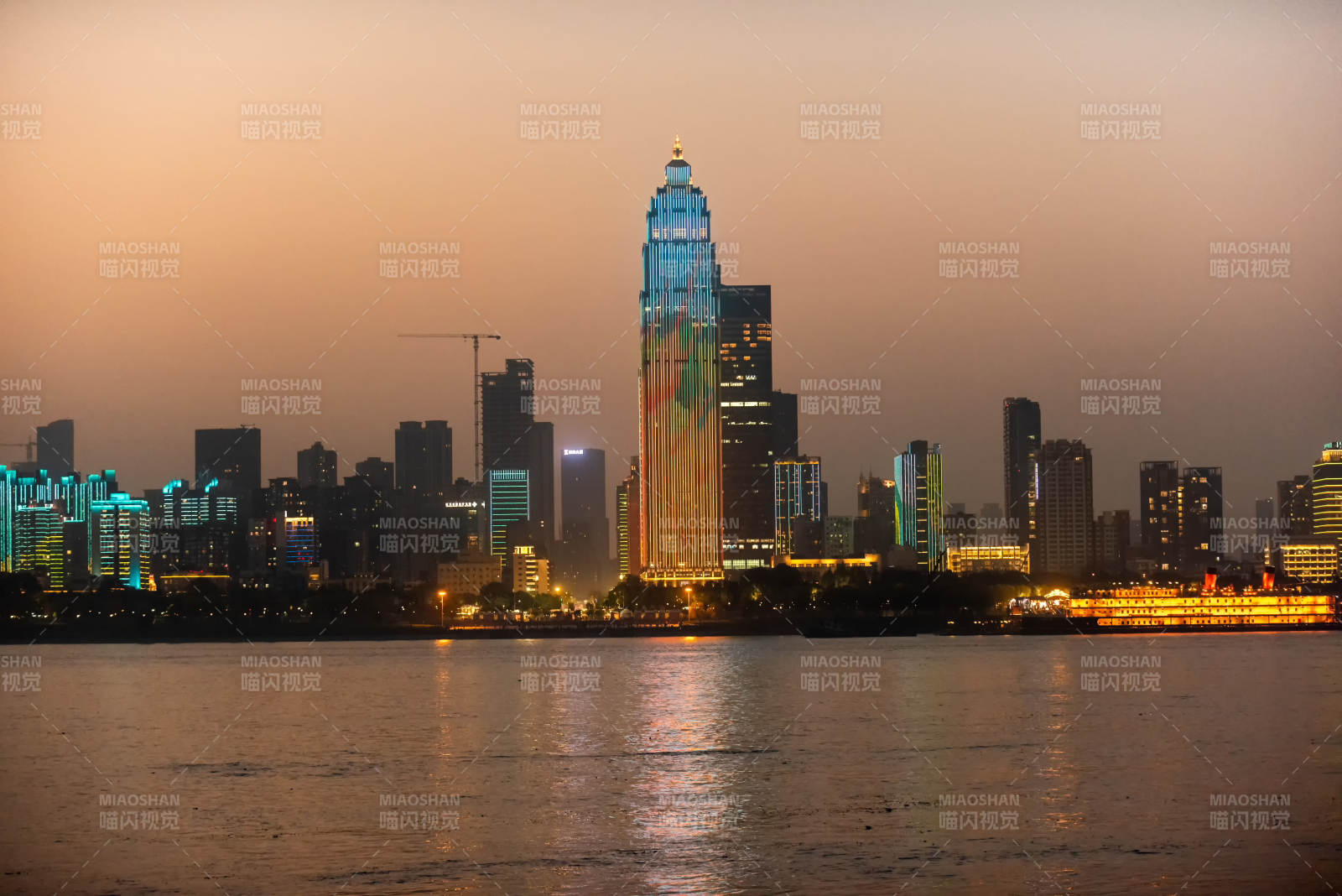 夜幕下的武汉滨江城市天际线图片