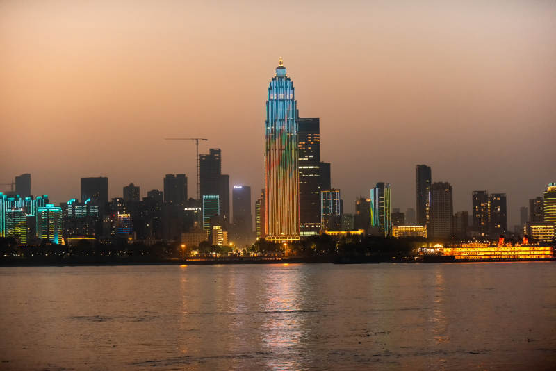 夜幕下的武汉滨江城市天际线图片