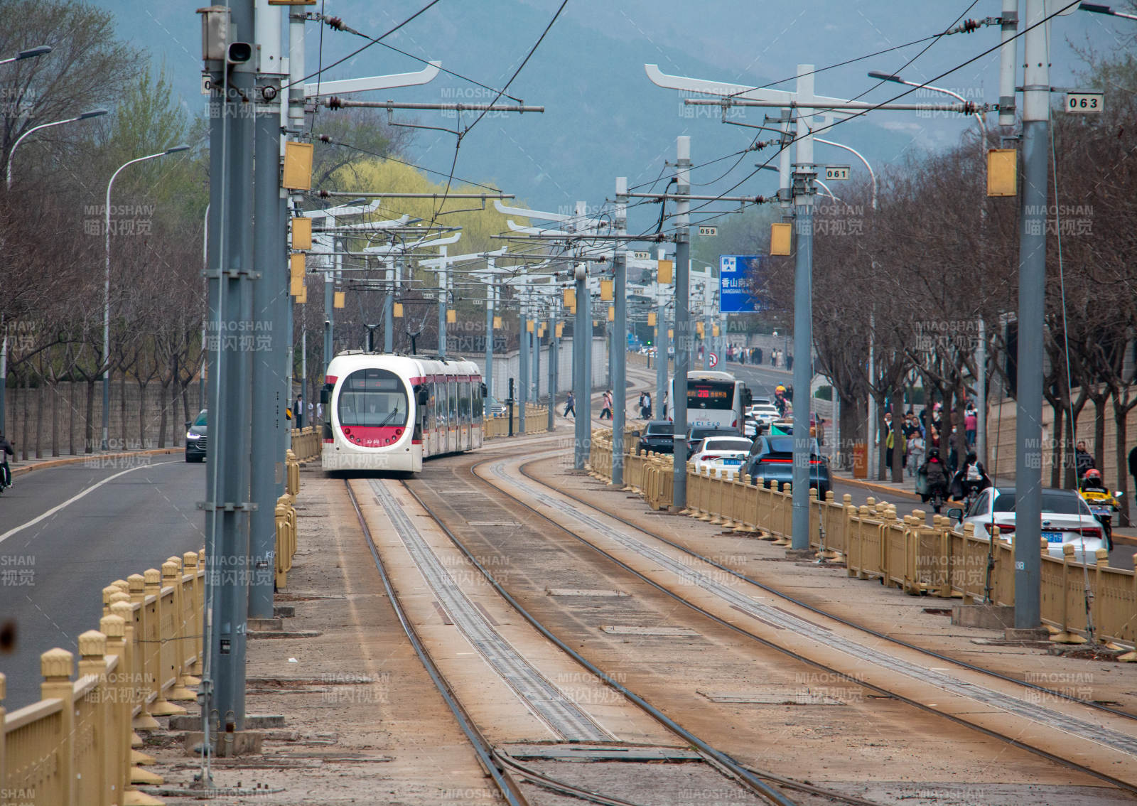 北京西郊线现代有轨电车行驶中图片