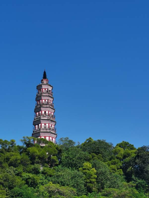 塔影蓝天绿树间图片