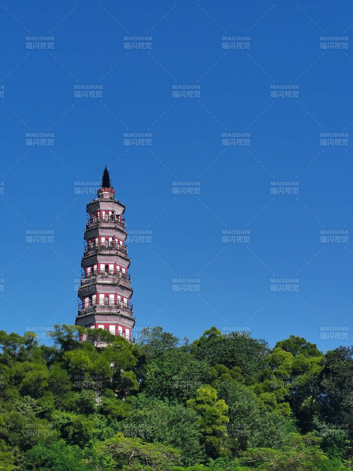 塔影蓝天绿树间图片