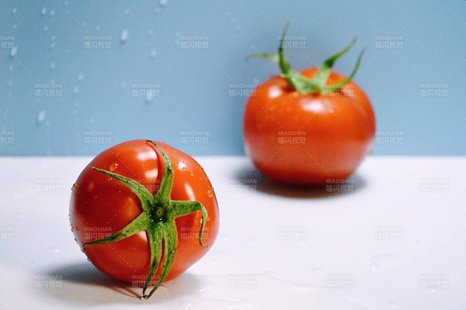 鲜红番茄静置桌面图片