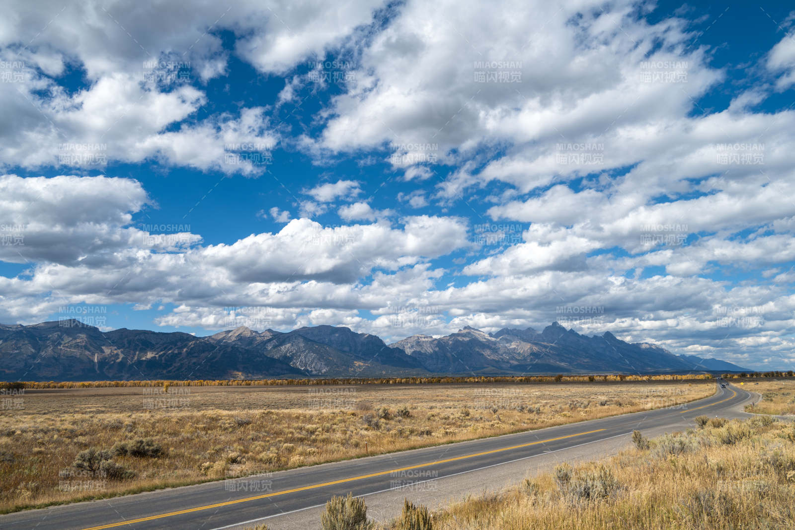 荒原公路与远山图片