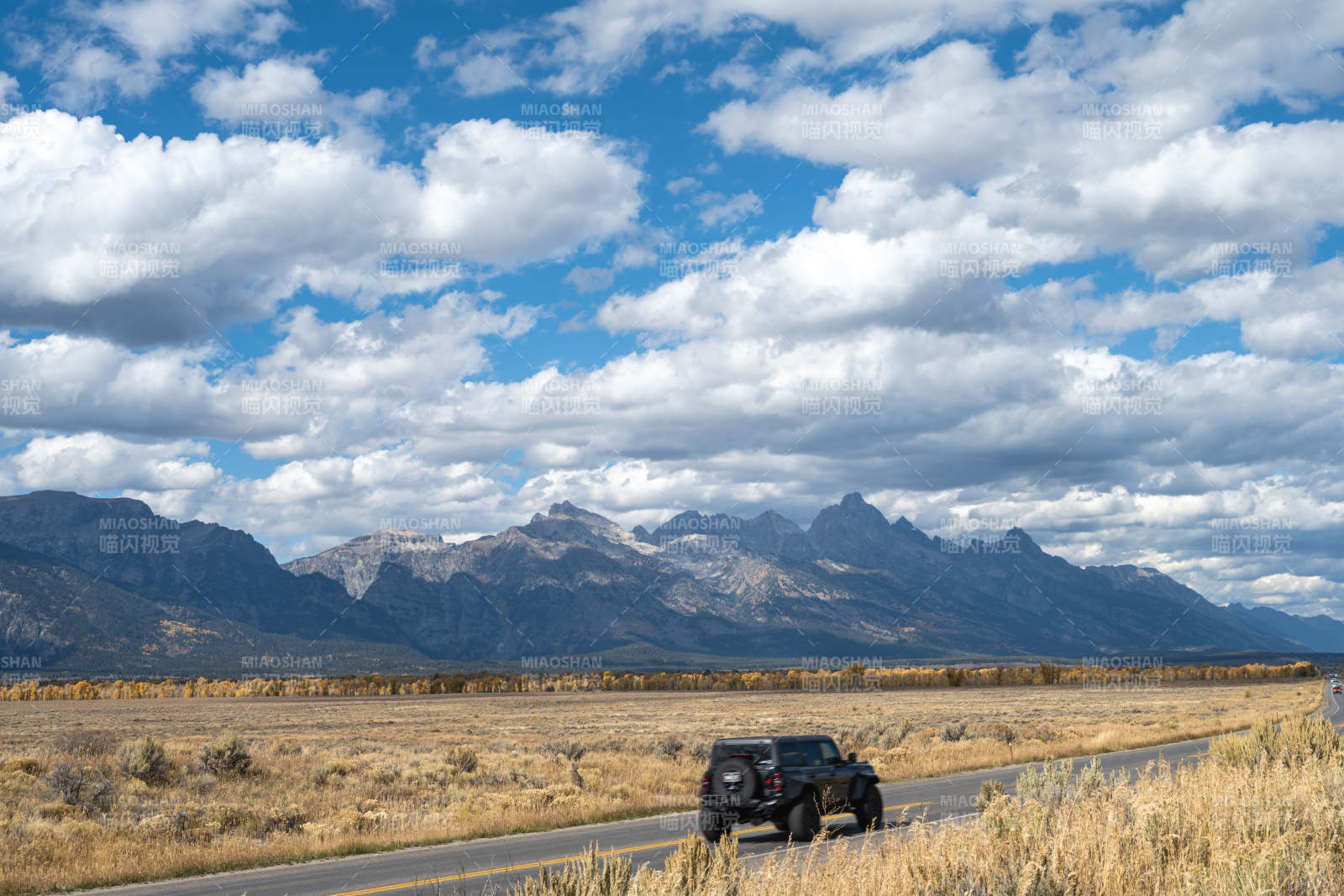 草原公路远山行图片
