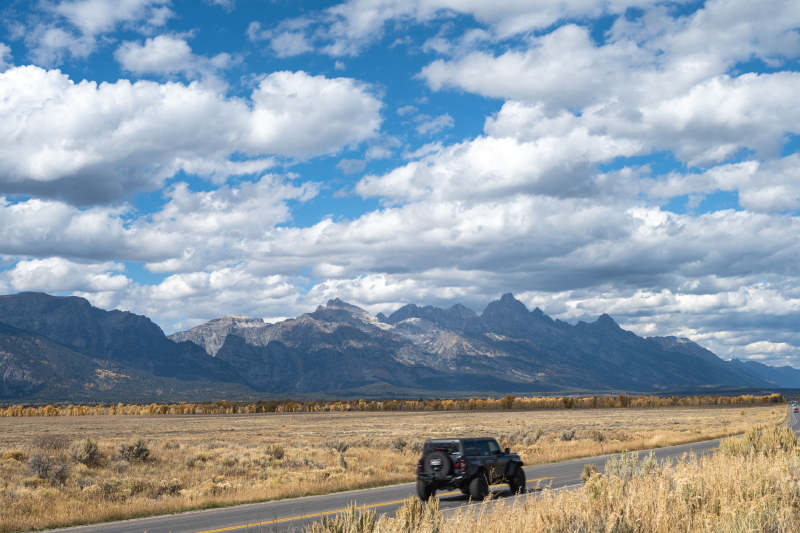 草原公路远山行图片