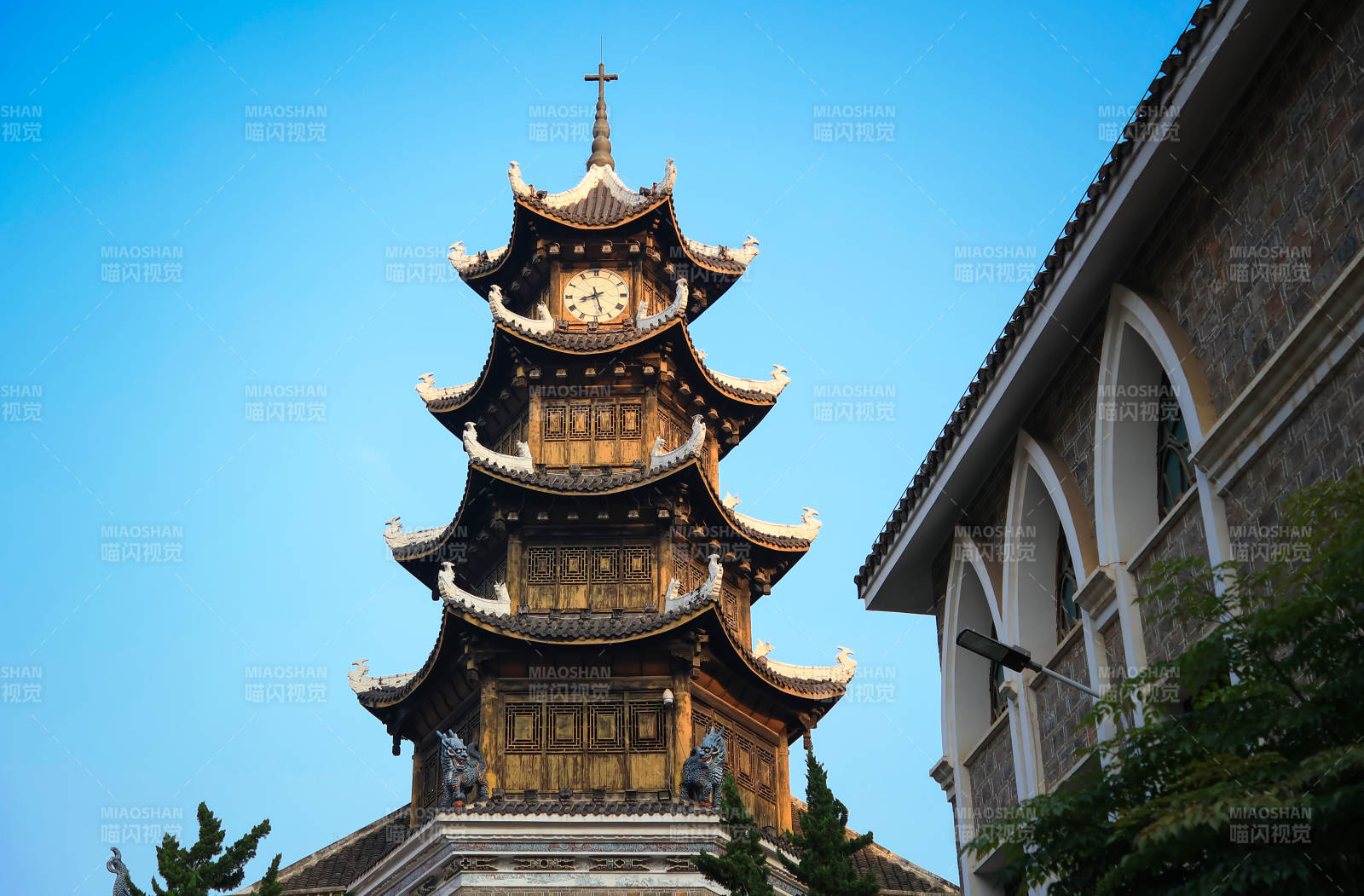 钟楼与教堂交融图片