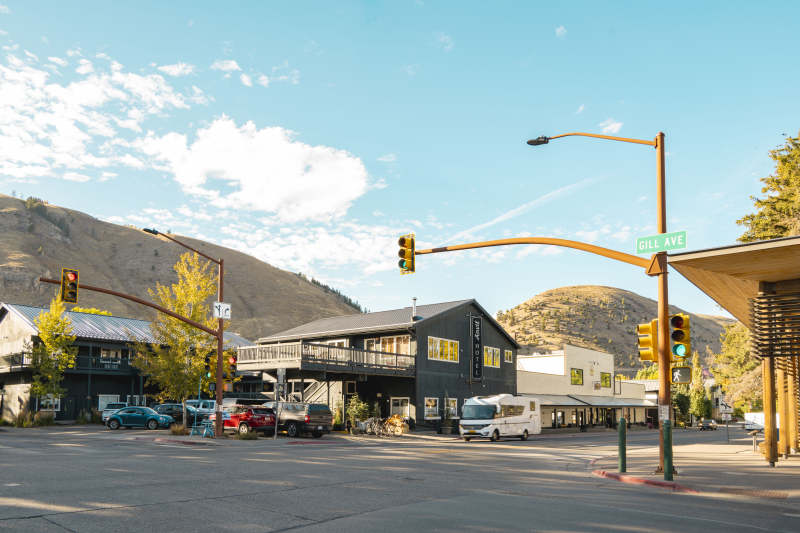 山间小镇街景图片