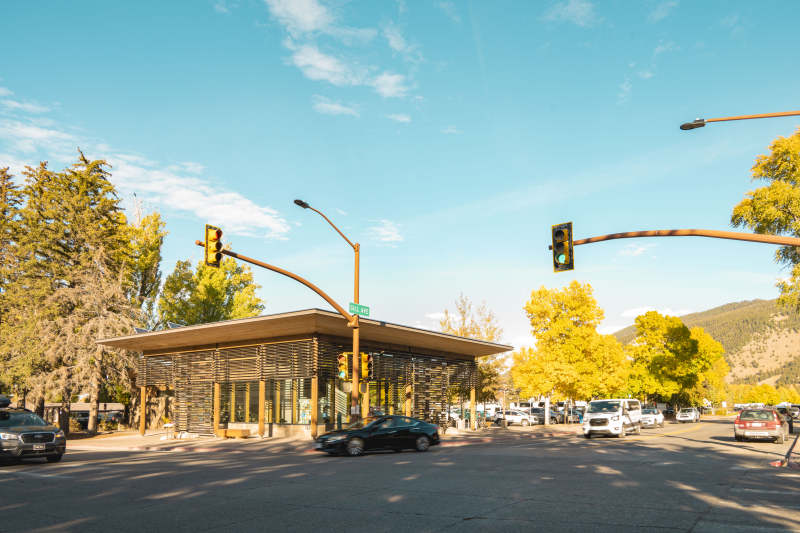 秋日街景与现代建筑图片