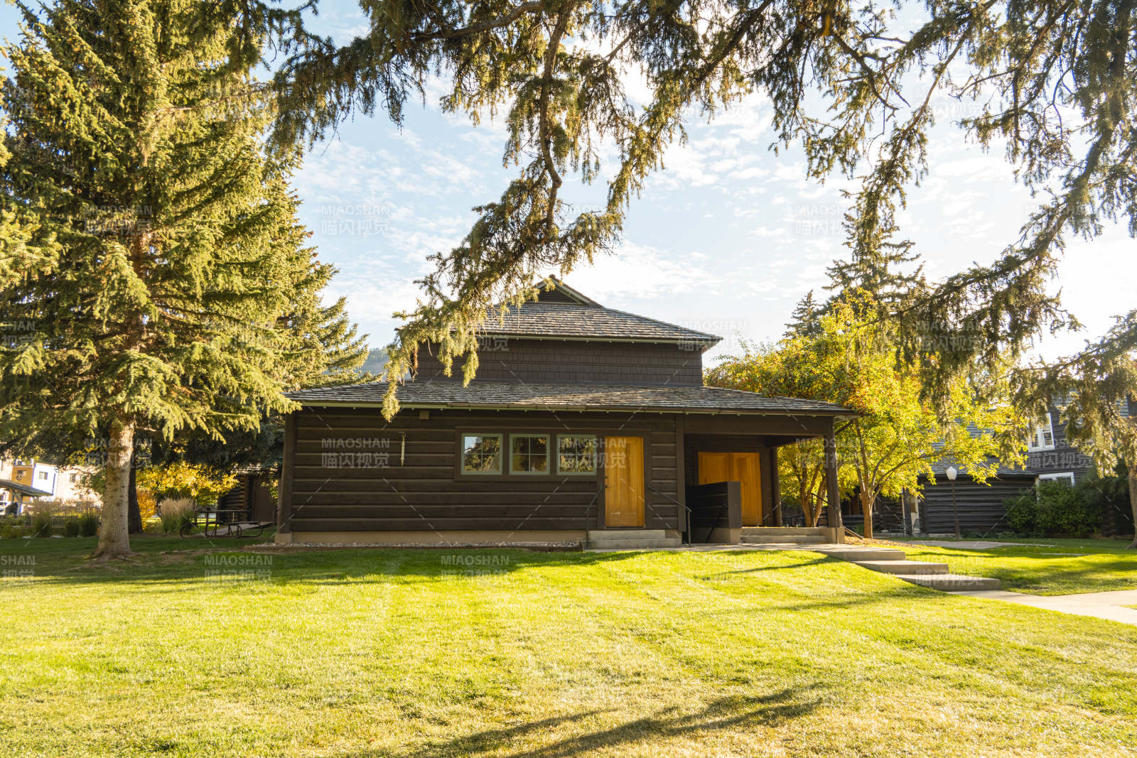 林间小屋静谧景图片