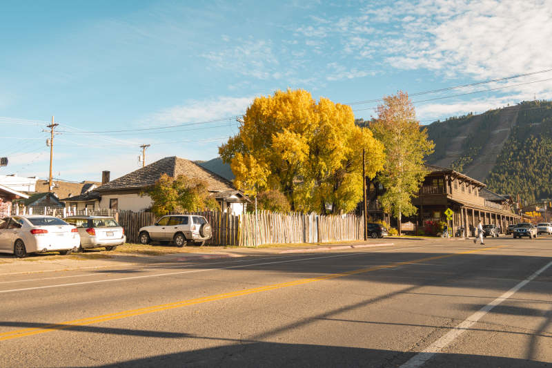 秋日小镇街景图片