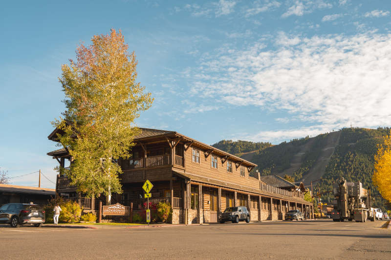 山间木屋秋景图片