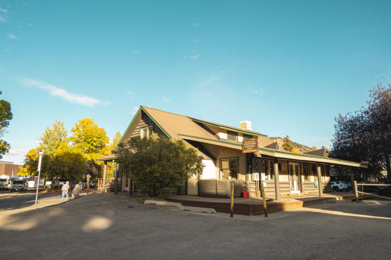 乡村小屋静谧秋景图片