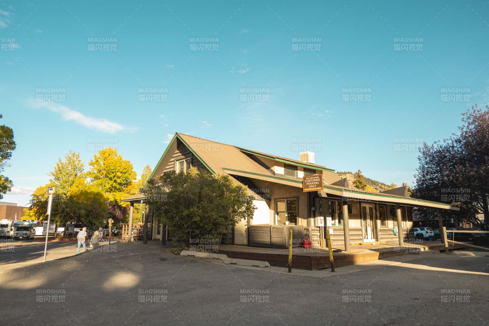 乡村小屋静谧秋景图片