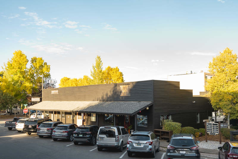 现代建筑前的停车场图片