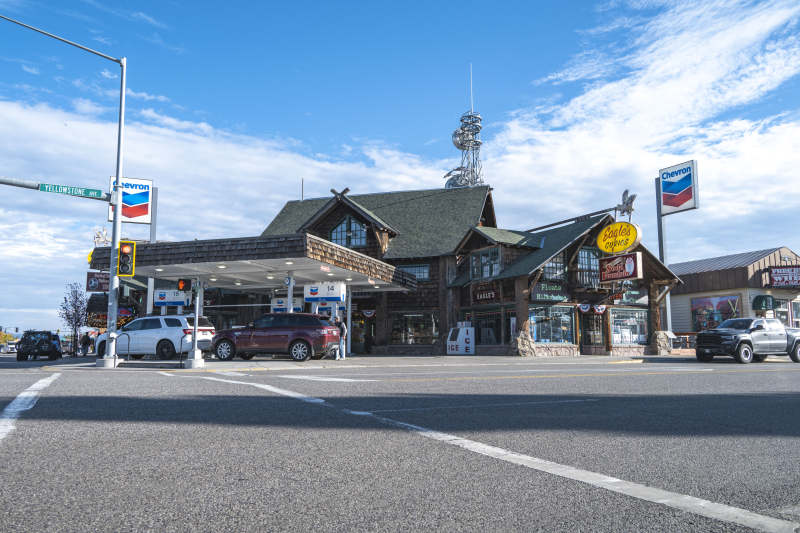 加油站旁的木屋建筑图片