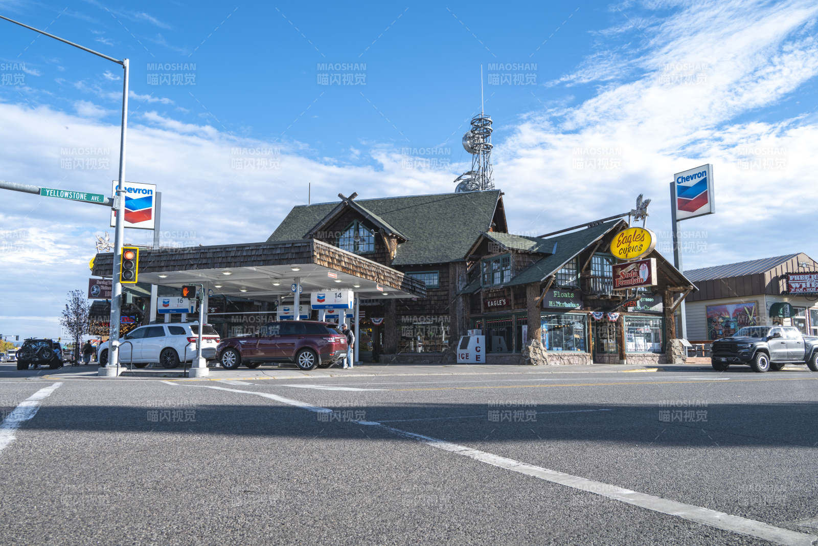 加油站旁的木屋建筑图片