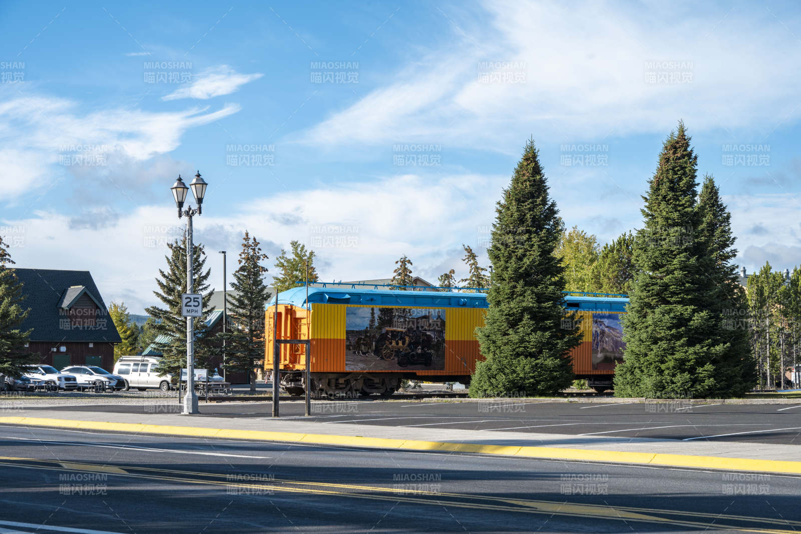 彩色火车穿行小镇图片