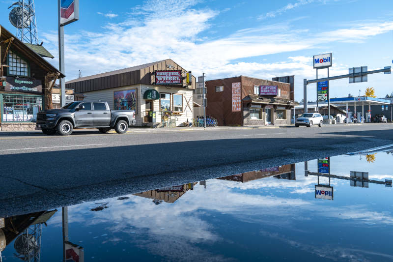 街景倒影 晴空如洗图片