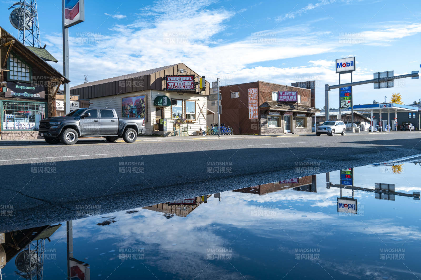 街景倒影 晴空如洗图片