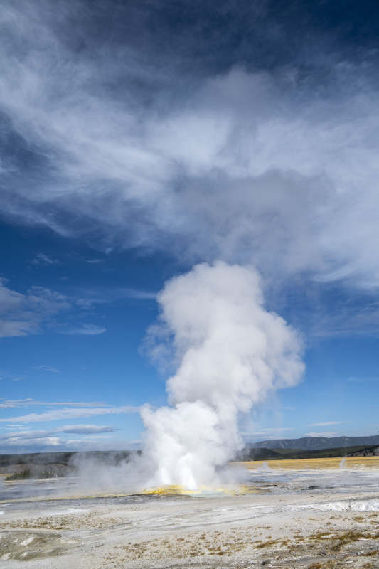 间歇泉喷发图片