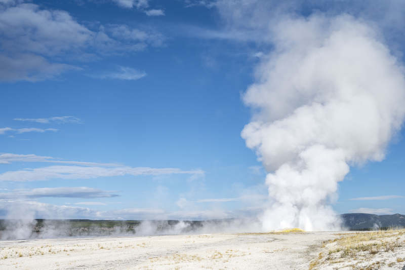地热喷发壮观景象图片