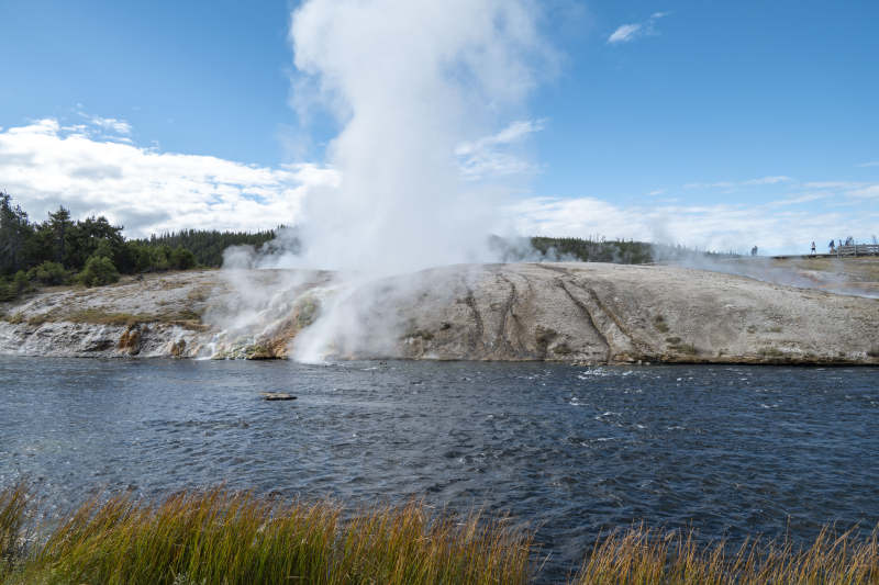 温泉喷涌 水雾缭绕图片