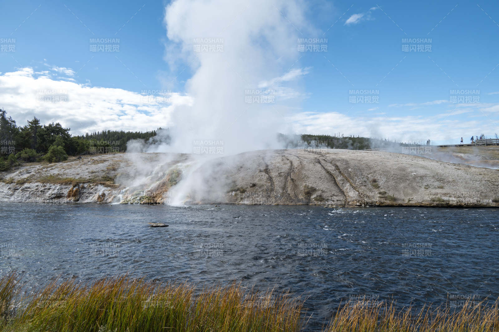 温泉喷涌 水雾缭绕图片