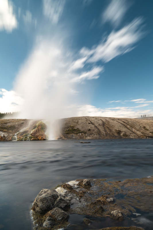 蒸汽喷涌的湖畔奇景图片