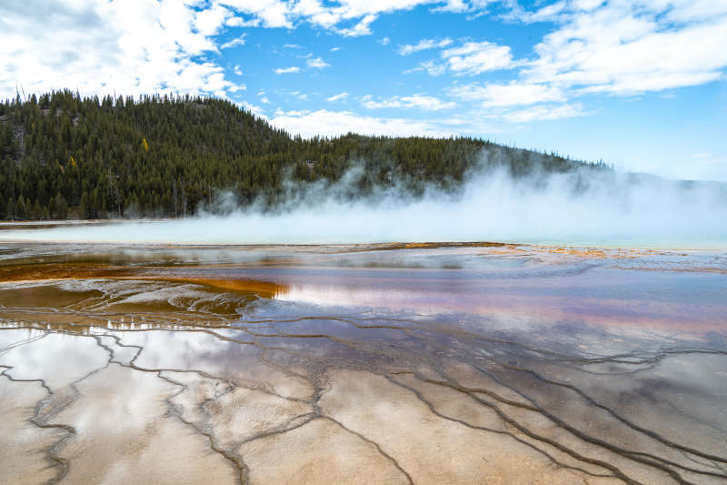 温泉蒸腾 山林倒影图片