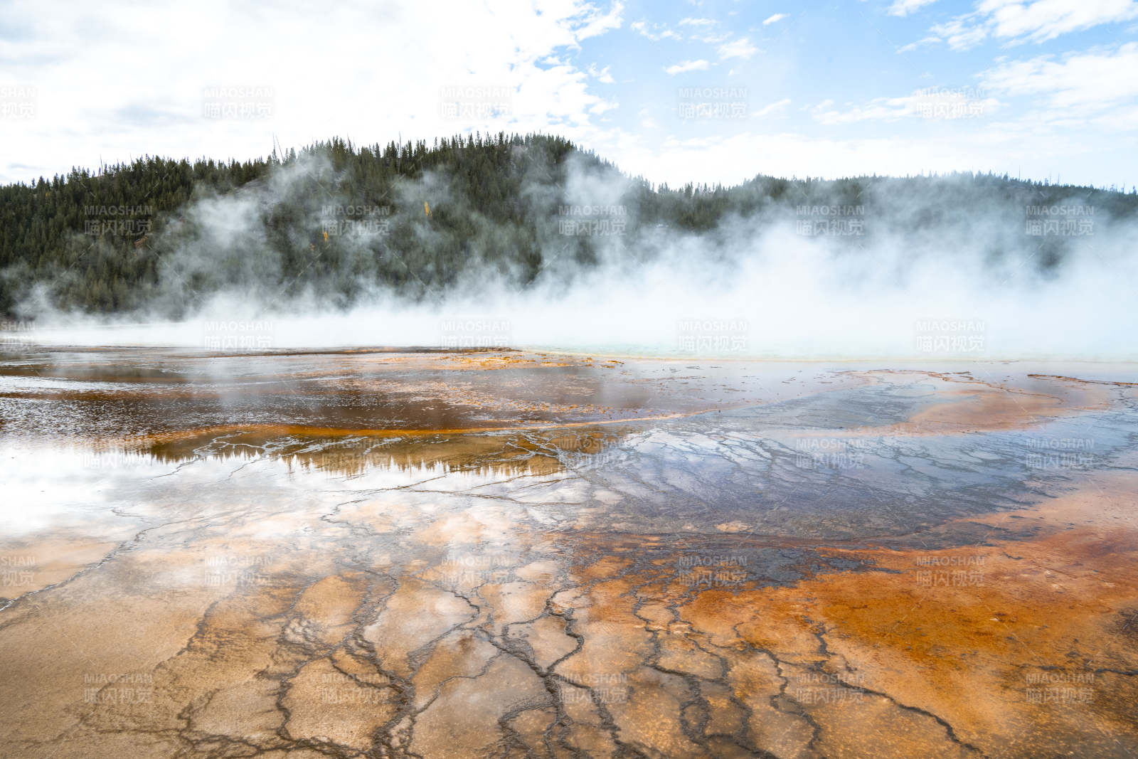 温泉蒸汽缭绕图片