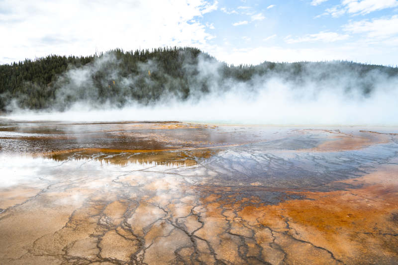 温泉蒸汽缭绕图片
