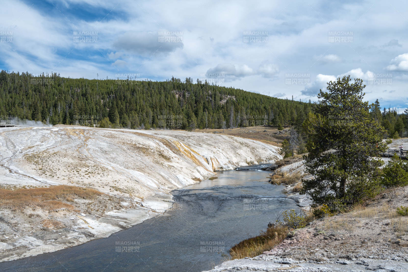 山间溪流蜿蜒前行图片