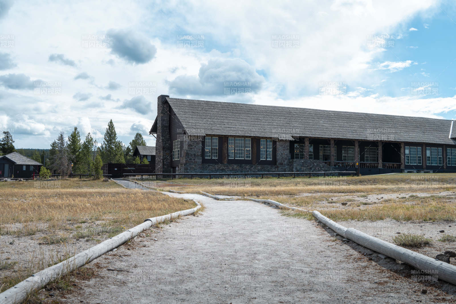 旧式建筑与小径图片