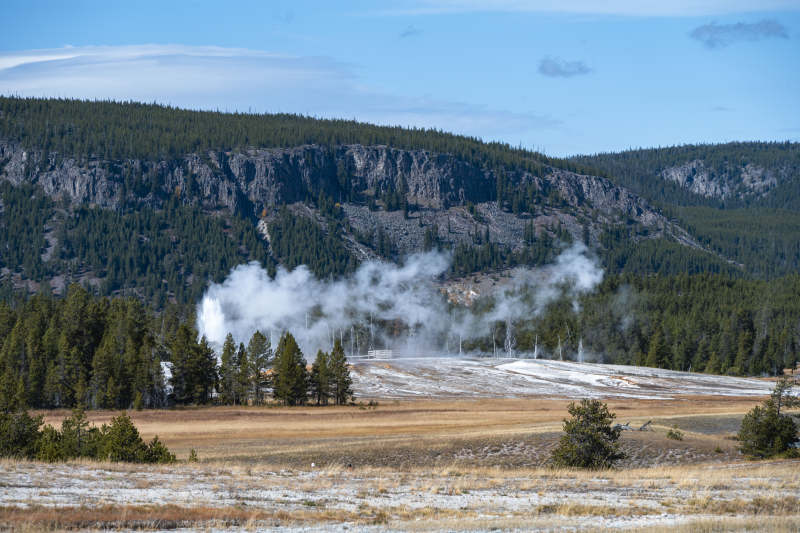 火山口蒸汽升腾图片