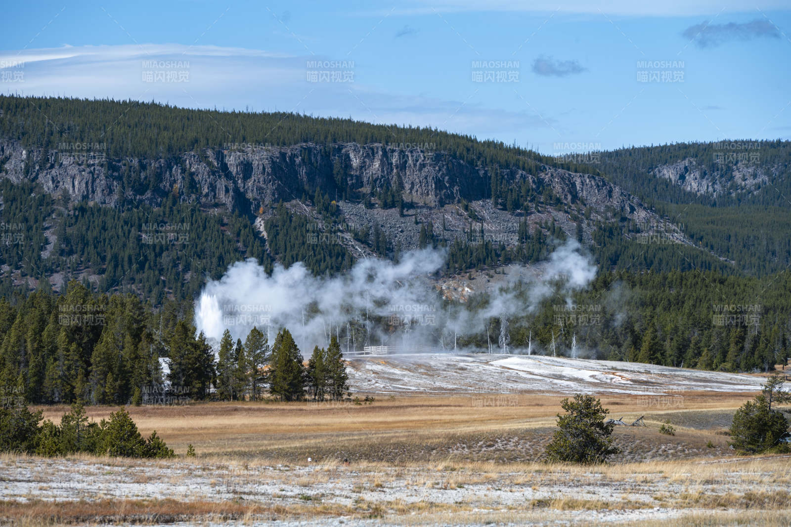 火山口蒸汽升腾图片