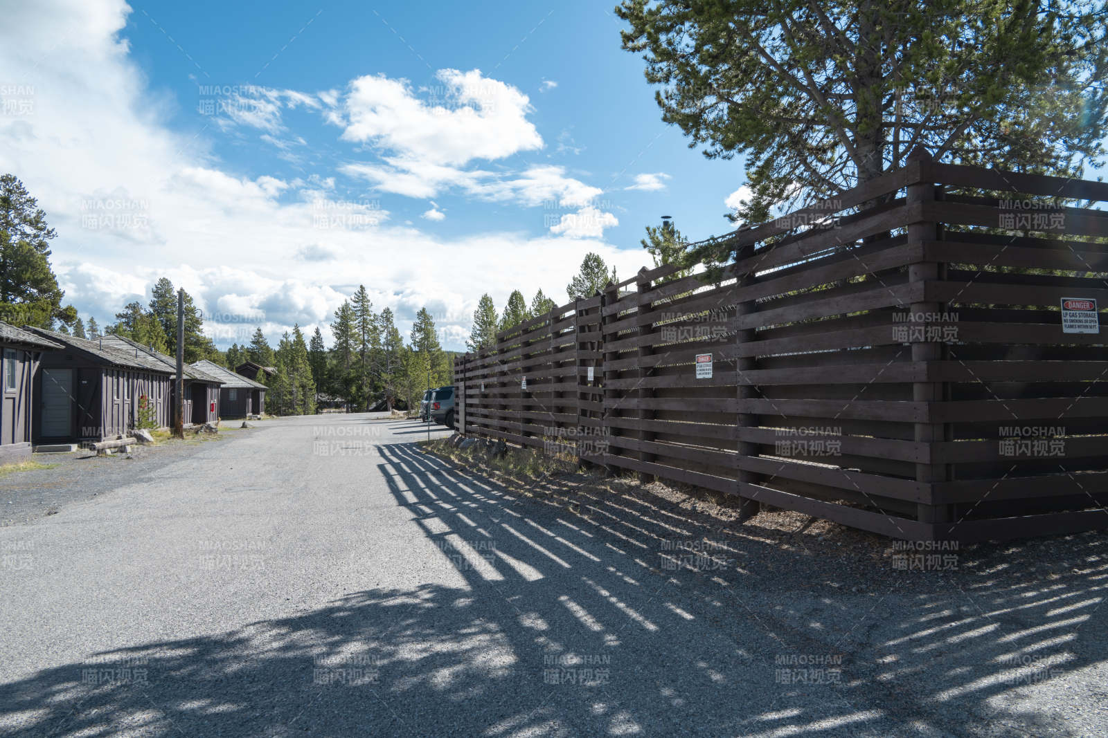 林间小径旁的木屋图片