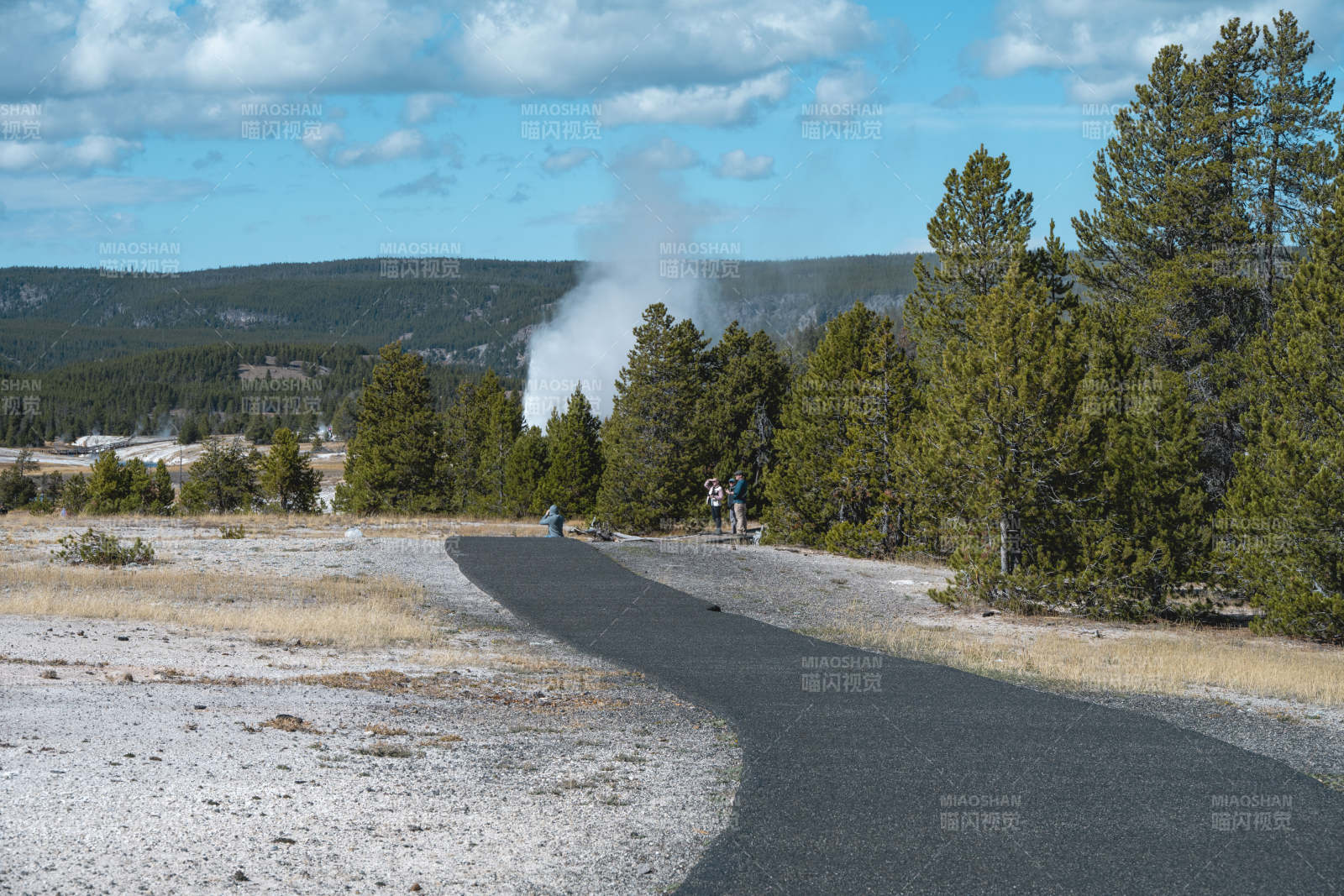 间歇泉喷发奇景图片