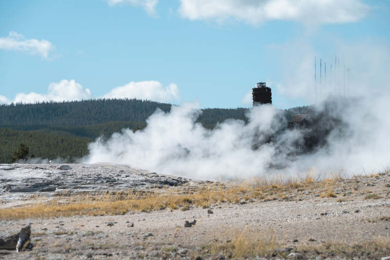 蒸汽喷发的地质奇观图片