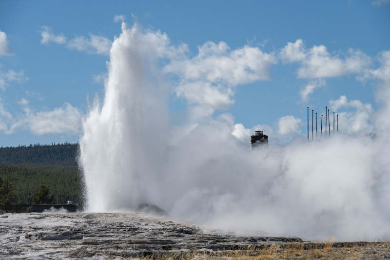 间歇泉喷发壮观景象图片