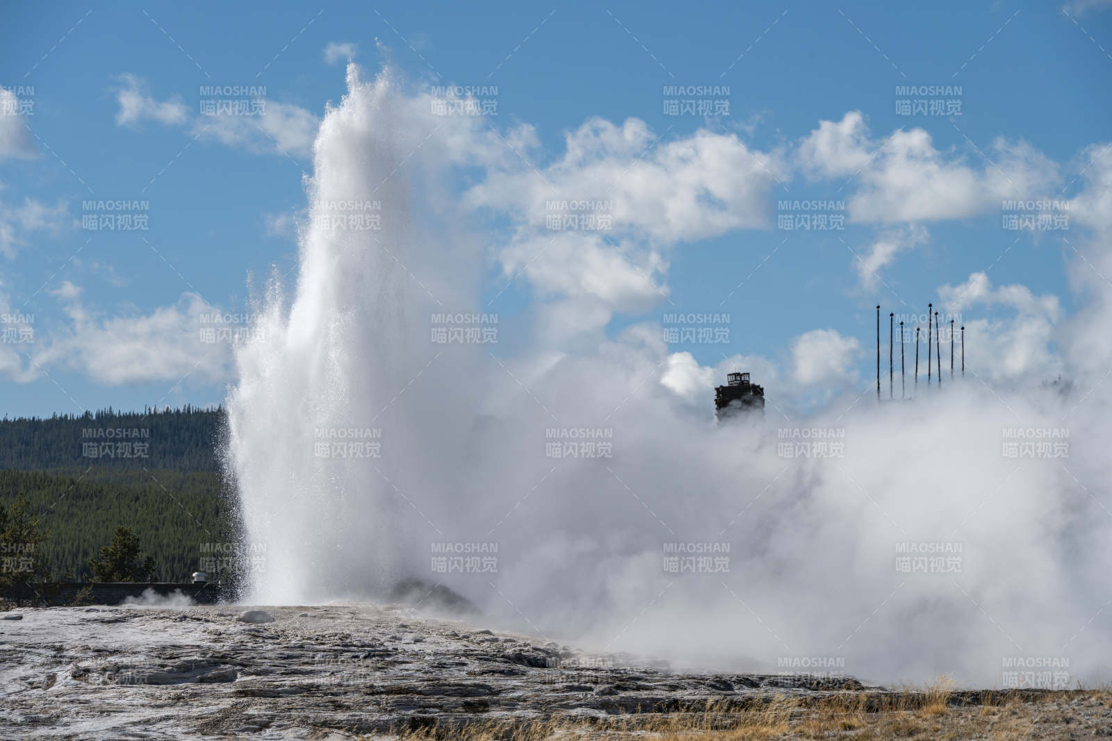 间歇泉喷发壮观景象图片