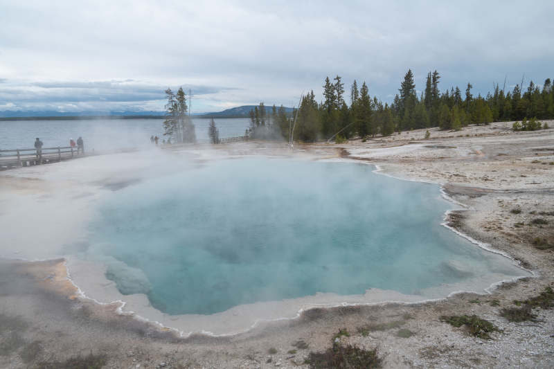 热泉蒸腾 湖光山色图片