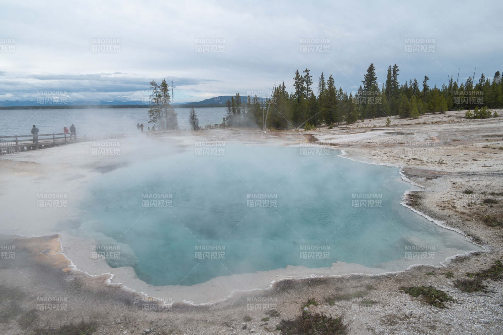 热泉蒸腾 湖光山色图片