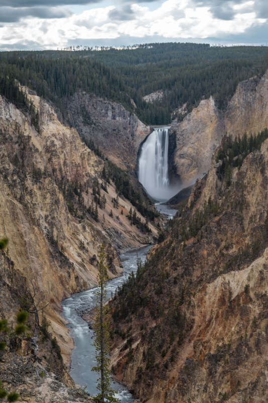 峡谷瀑布壮观景象图片