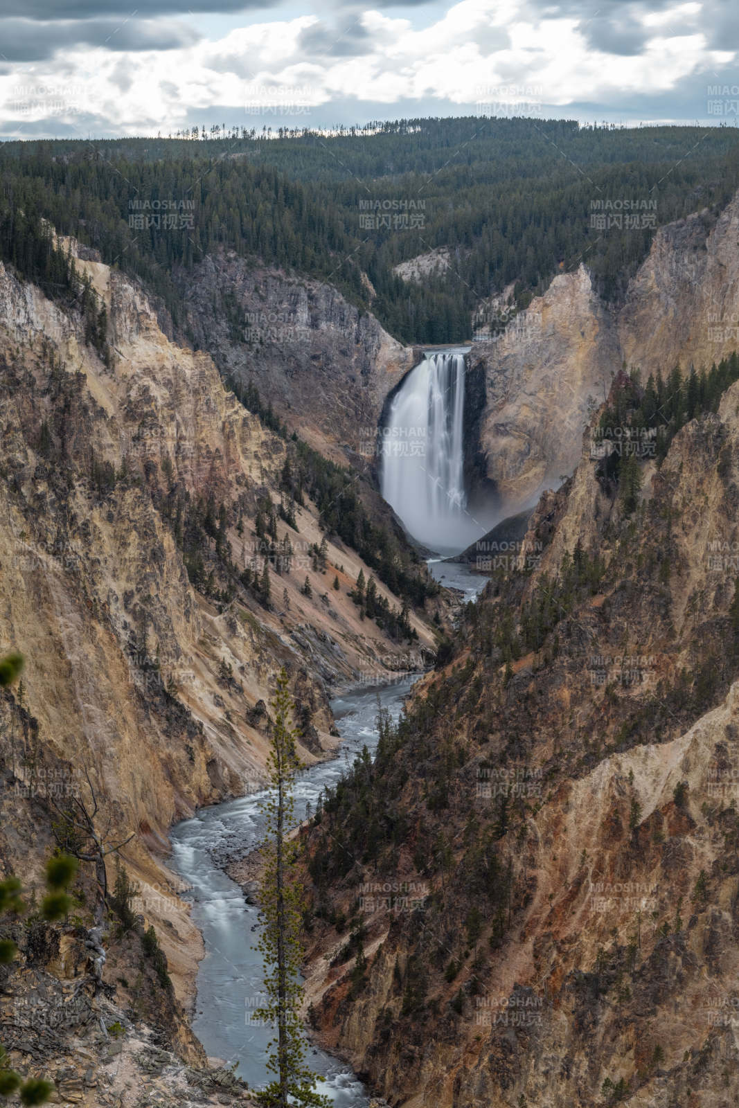 峡谷瀑布壮观景象图片
