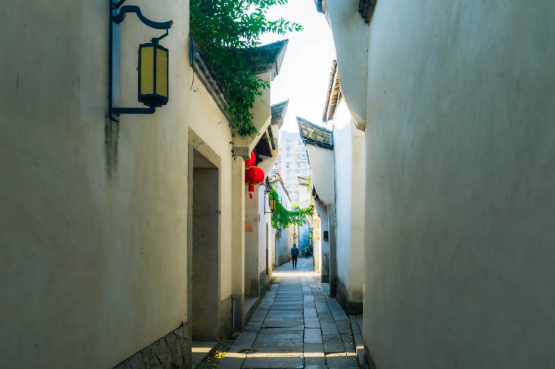 古巷深深 红灯映照图片