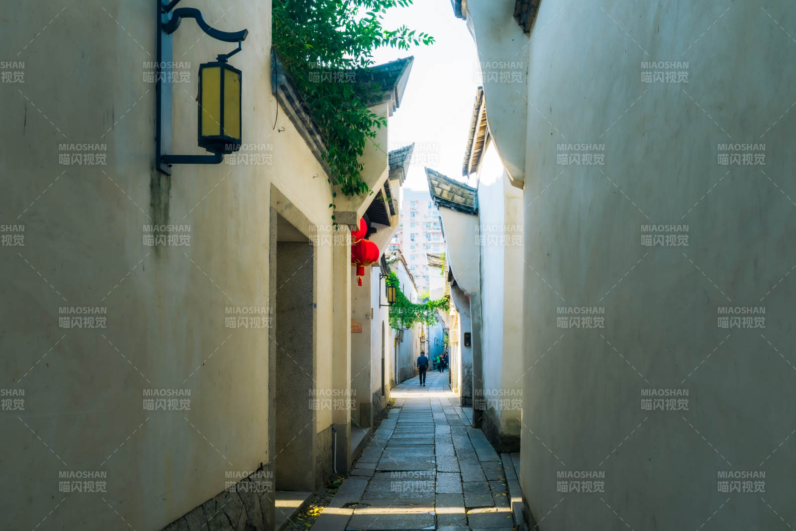 古巷深深 红灯映照图片
