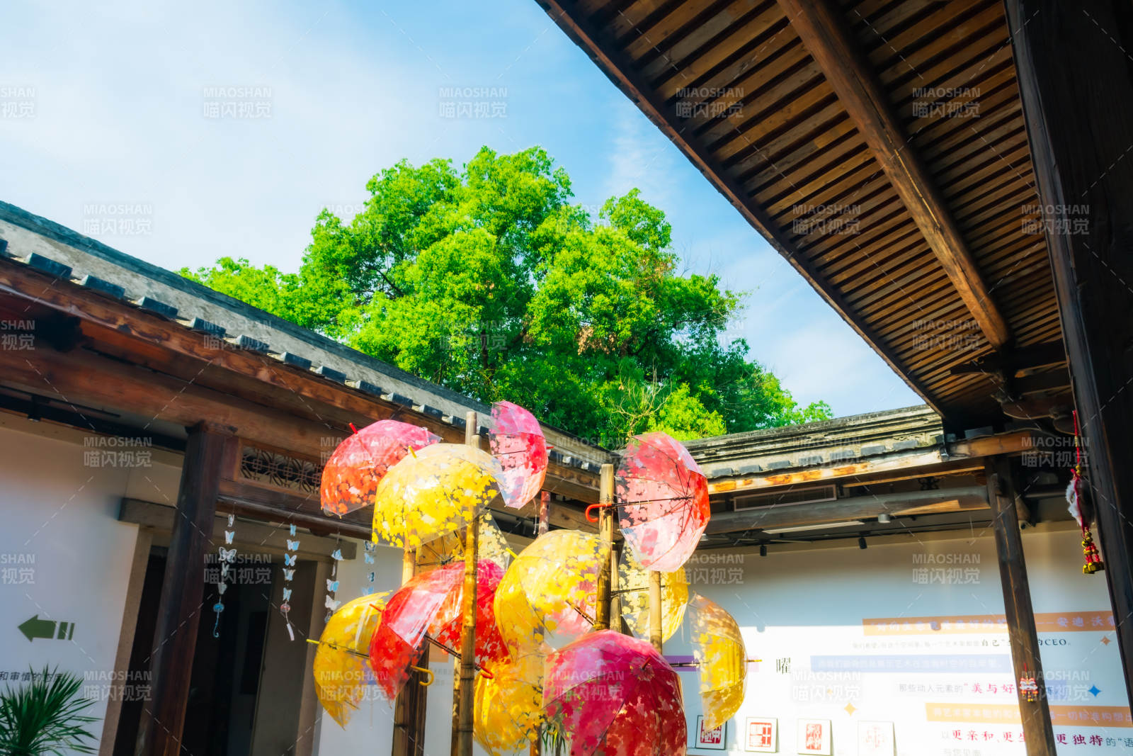 彩伞映古檐图片