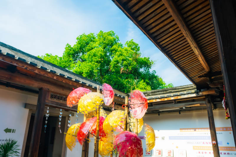 彩伞映古檐图片