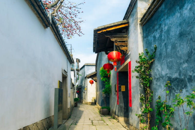 古巷红灯映春景图片